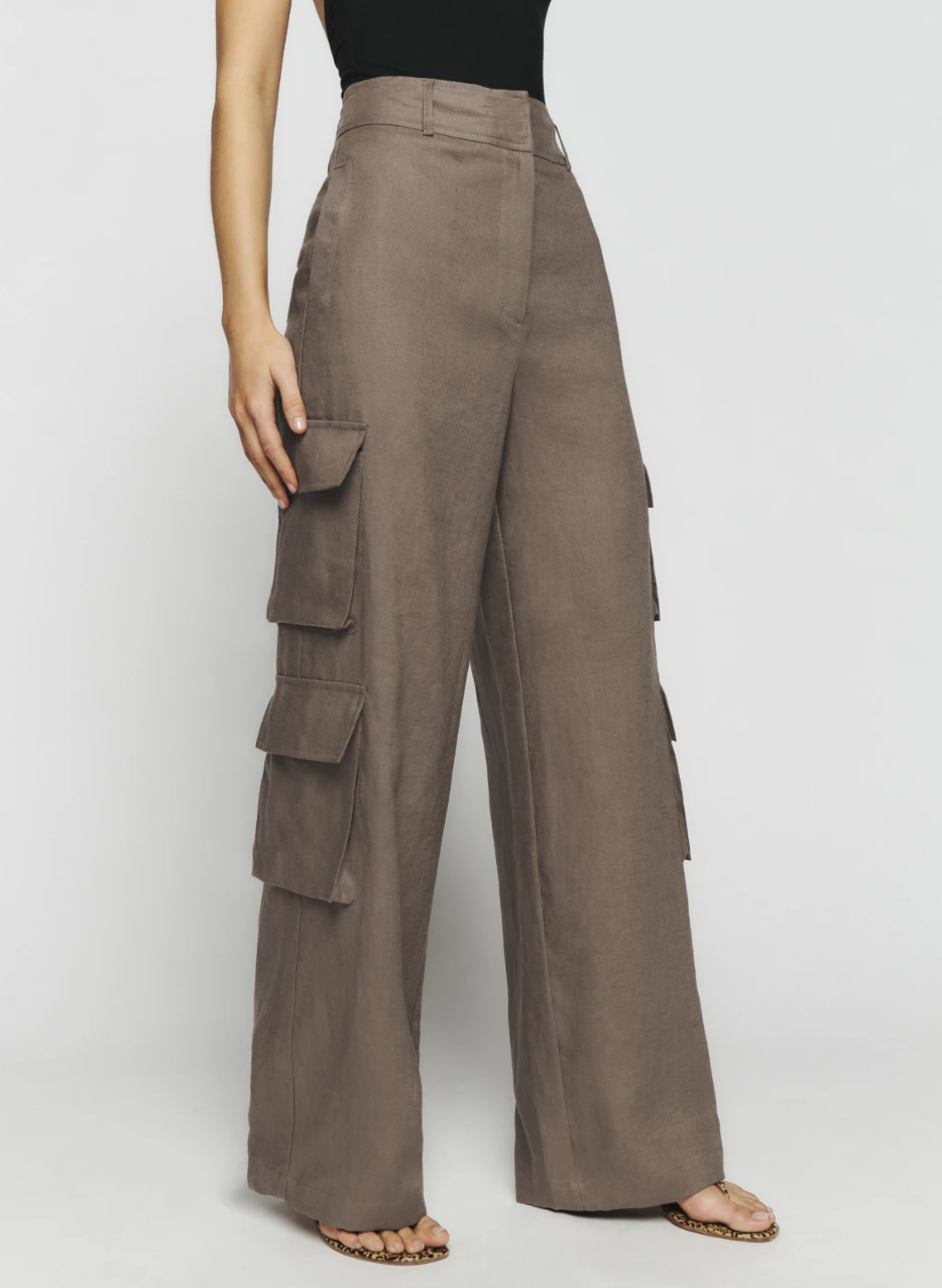 Linen cargo trousers in gray-brown.