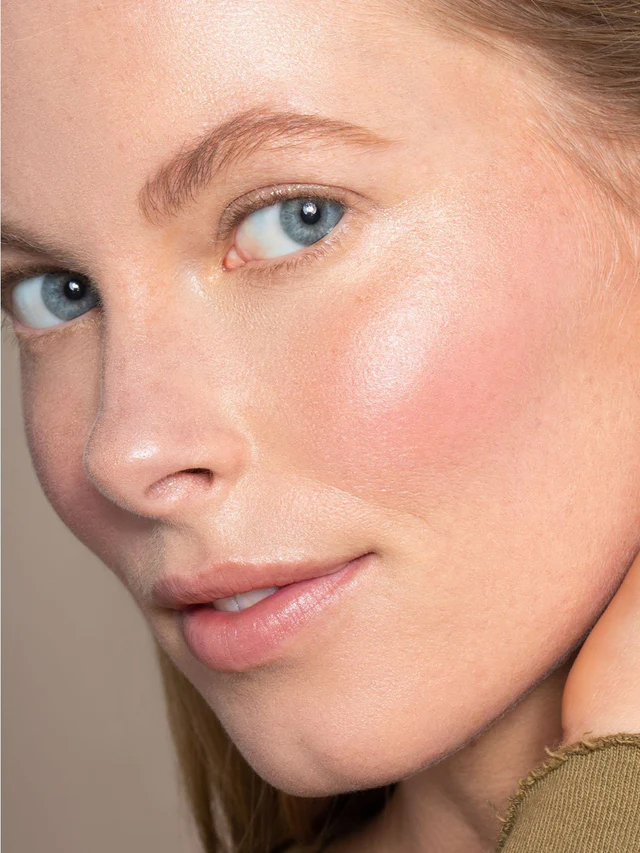 A model wearing Ilia Liquid Light Highlighter.