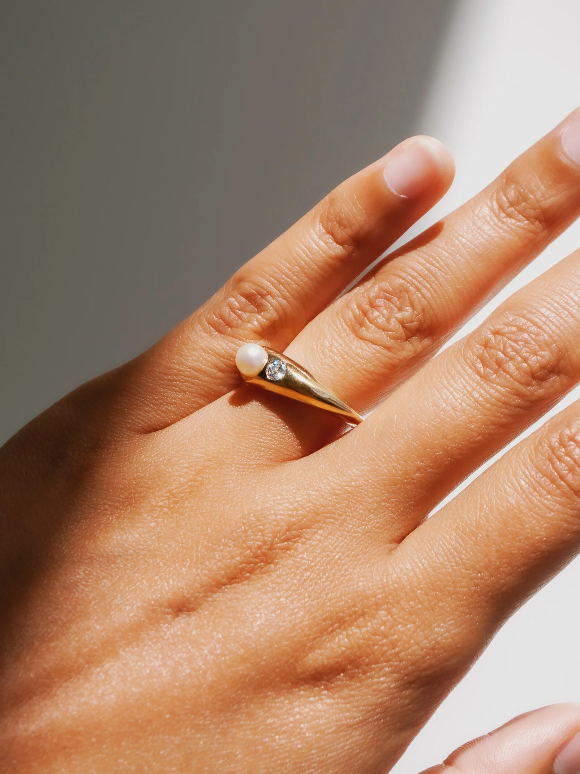 Close up of a moissanite ring on a model's hand from Apse