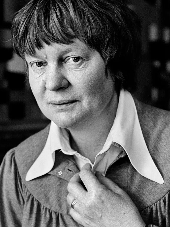 Black and white photograph of women philosopher Iris Murdoch