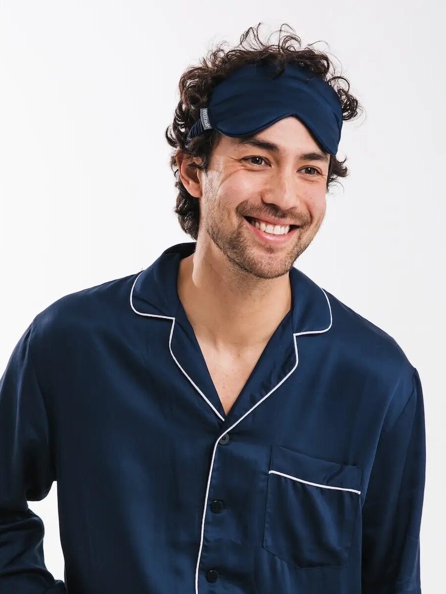 A model wearing an Ettitude sleep mask on their forehead. 